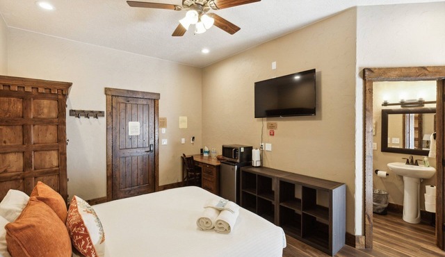 NEW! Room 14 - Capital Reef by Zion Cliff Lodge