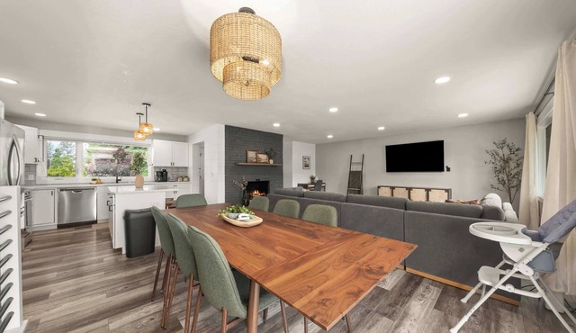 NEW Roomy Home for Families Private Hot Tub