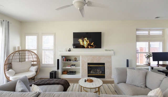 NEW Roomy Upscale, Mt. Rose Ski/Tahoe 25-Min, XL Sofa and 2 Work Desks