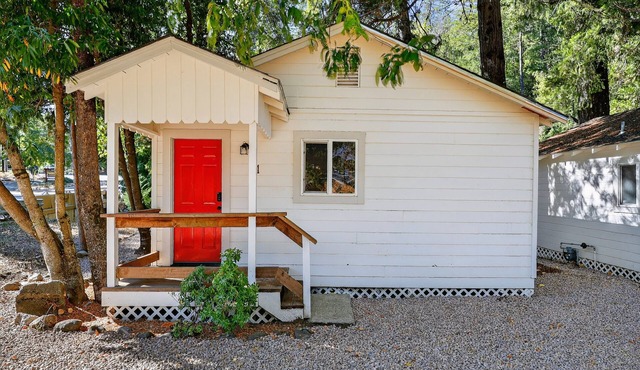 NEW! Rouge Cobb Mountain Hotel - Cabin 1