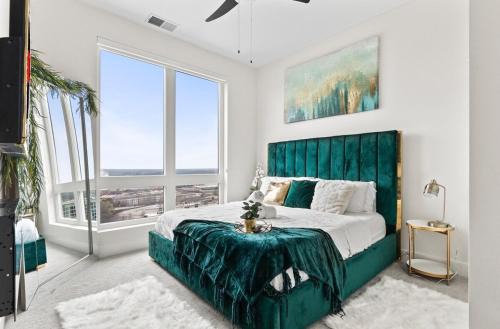 NEW! Royal Penthouse King Bed Amazing Views!