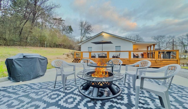 NEW: Rustic 4 Bedroom 2Bath Chic Getaway Near Knoxville & Smokies!