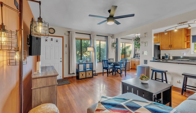 NEW Rustic Retreat, 15min to Beach, Top Location. Renovated 2bed/1bath Apartment