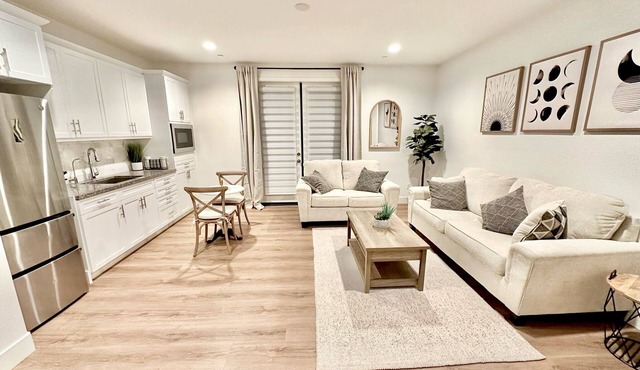 New Safe 1 Bedroom Retreat King Bed Washer Wifi in Quiet UpScale Riverside Hills