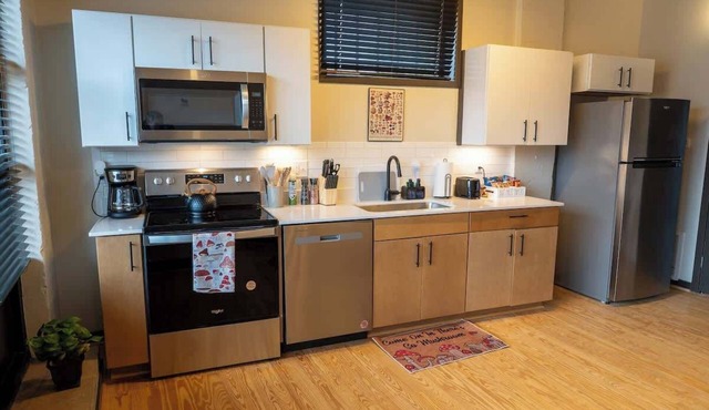 New, Safe, Uptown 1BR Apartment Walkable!