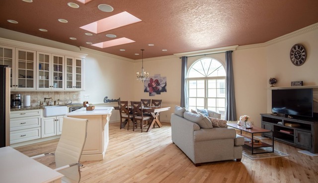 NEW* Sammy's Place! Clean, Comfy, Stylish & Peaceful - Entire East End Townhouse