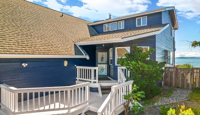 New SANDY POINT 6 BEDS 3 BATHS BEACH HOUSE WITH AMAZING VIEWS