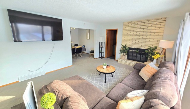 New Sauna! St Paul, Mall of America, Spacious, Pool Table, Foosball Table