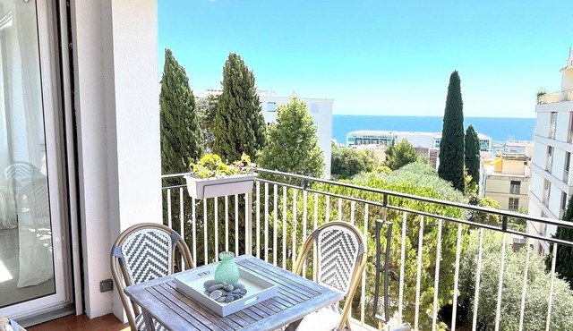 NEW SEA VIEW FLAT just 5m FROM THE BEACH & AIRPORT TRAMWAY. in Nice
