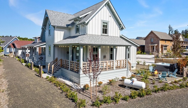 New* Seabrook's White Whale, private hot tub!