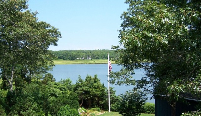 NEW SEABURY, REASONABLE PRICE, NICE AMENITIES, BRING KAYAK ,CANOE, ROW BOAT