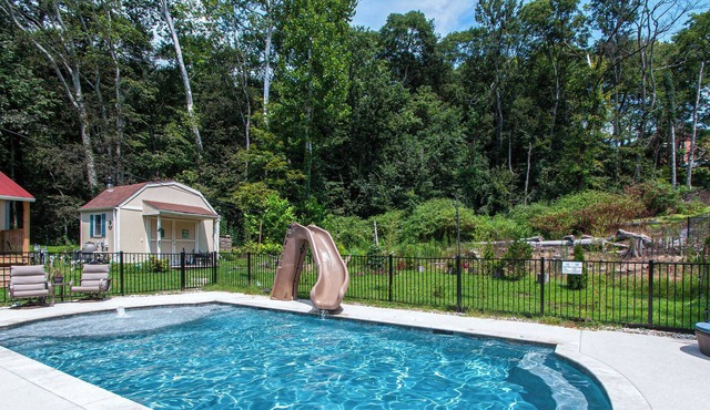 NEW Secluded Pool Home 20 Mins to DWTN!