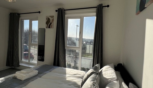 New Sheffield Luxury 3BDR Home, free WIFIParking