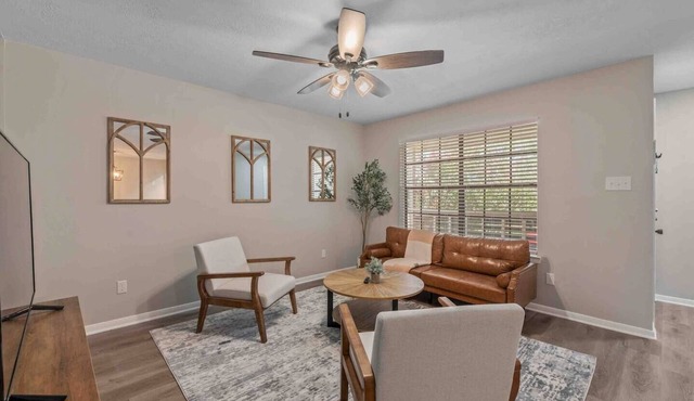 New! Simplistic Getaway - 3 miles to campus!