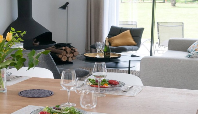 New! Single-storey architect-designed villa 400m from the sea with enclosed garden