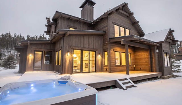 New, Ski-in/Ski-out Development! Hot Tub! Fireplace!