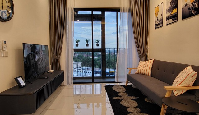 New Sky Trees AEON Bukit Indah, Netflix & Wifi Nearby eateries & entertainment