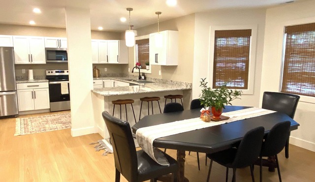 NEW & SLEEPS 14! Spacious and modern home- located in the heart of Bolivar!