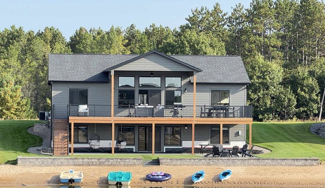 New! Sleeps 20 Luxurious Beachfront Retreat w/Hot Tub & Pickleball