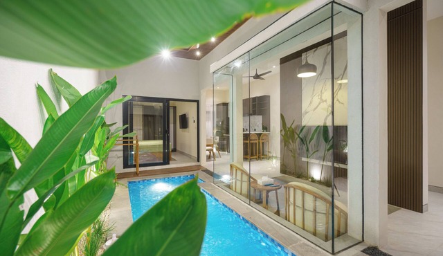 NEW Smart Villa 2-bedroom in cool Kuta with pool, AC, WiFi, Alexa