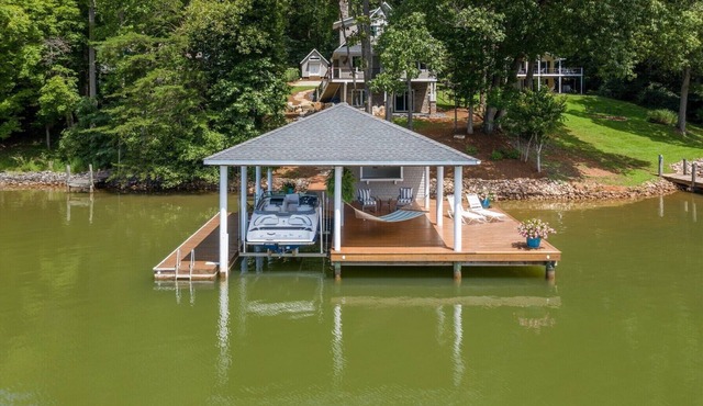 New SML Lake Retreat-Spectacular Dock, Boat Space, Fire Pit, Outdoor Dining,WiFi