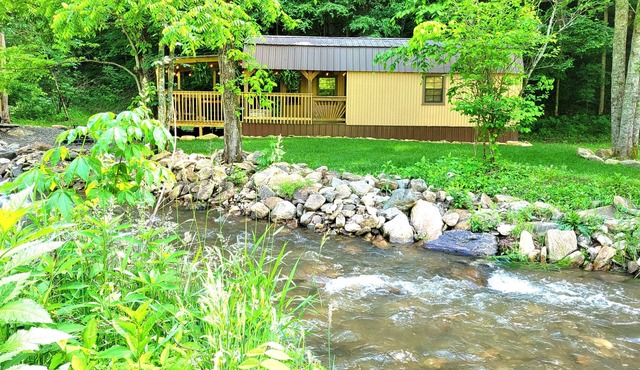 New Smoky Mountain Tiny Cabin on Bold Stream with Hot Tub.