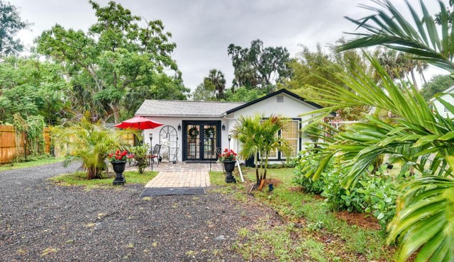 New Smyrna Beach Cottage about 1 Mi to Downtown!