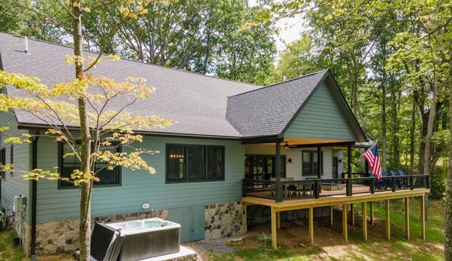 New! Snowman: Golf Area, Hot Tub, Fireplace, A/C!