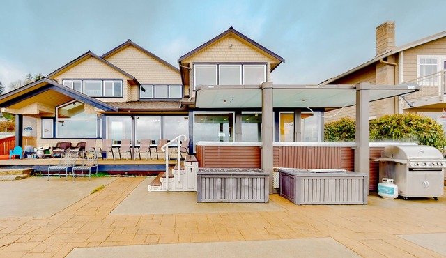 New sound front home with private beach access, hot tub/pool, grill, mtn views