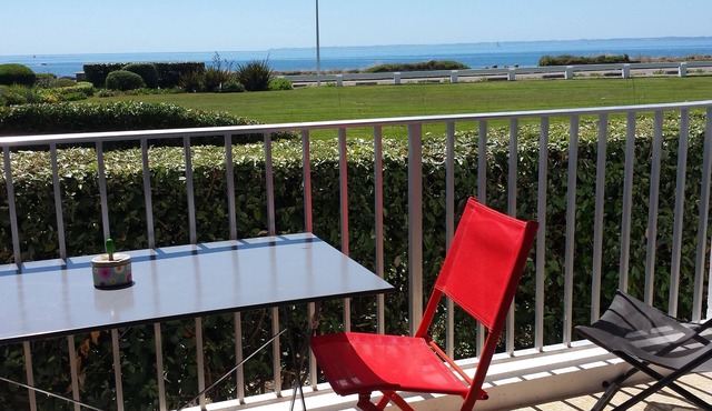 New south-facing seafront apartment (classified 3*) in a secure residence