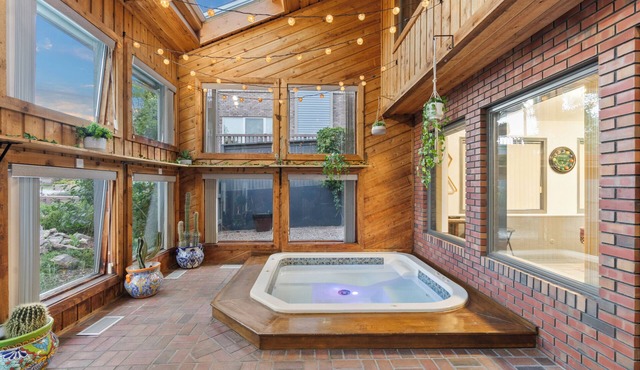 NEW! SPA/HotTub - GameRoom - 3xBars - 4xFireplaces