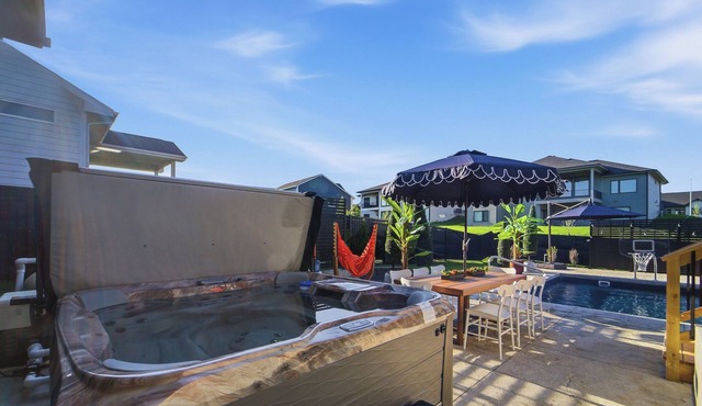 New spa-like home, POOL, sauna, hot tub, exercise room, sleeps 14, 3 baths.