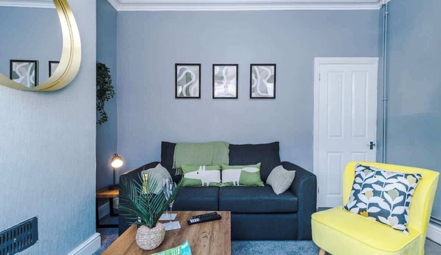 NEW! Spacious Home, Ideal for Groups, FREE Parking