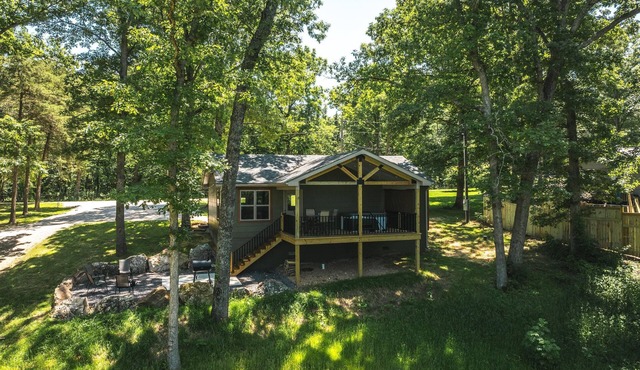 *NEW * Spacious 2 bed, Hot tub, beautiful back deck overlooking Meramec River