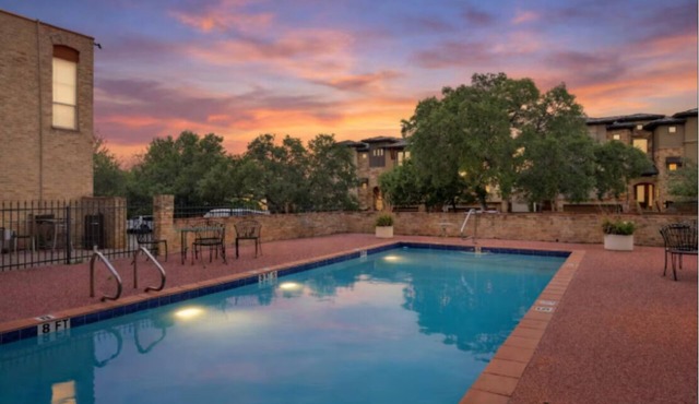 NEW Spacious 2BR Condo w Pool Near Domain & DT