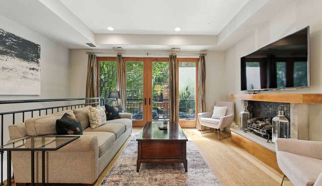 NEW! Spacious 3-Bed West Loop Townhouse, 1 Car Garage