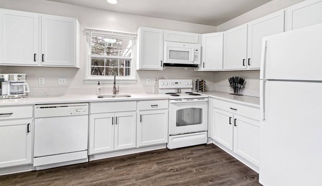 *NEW* Spacious 3 BR Townhome in DT Auburn Hills
