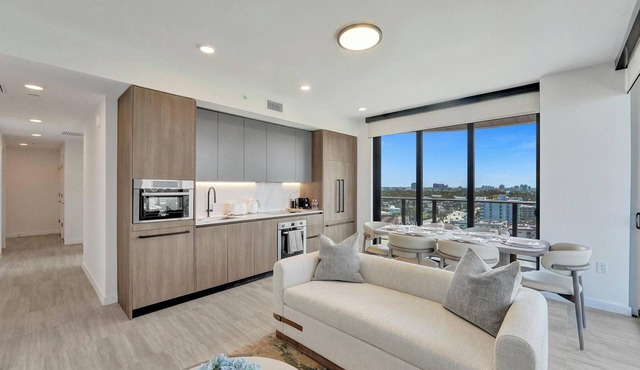 NEW: Spacious 3BR/2BA Miami Beach Condo – 19th Floor w/Pool