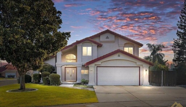 New! Spacious 3K sq ft 4BD/3Bath + Pool