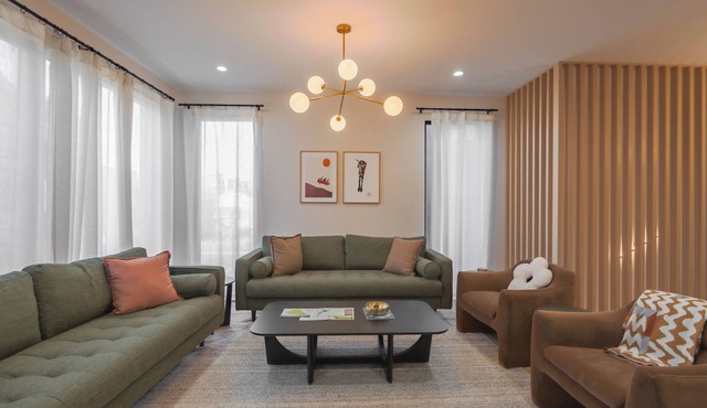 NEW Spacious 4-Story 4-bedroom Townhome Retreat in Greenville