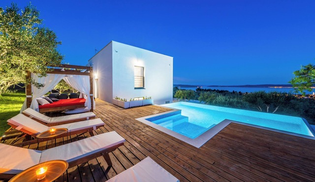 NEW Spacious 5-bedroom villa in peacefull Kaštel Lukšić with heated pool.
