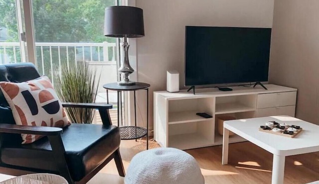 New & Spacious 5 Bed /3.5 Bath Duplex in South Osborne
