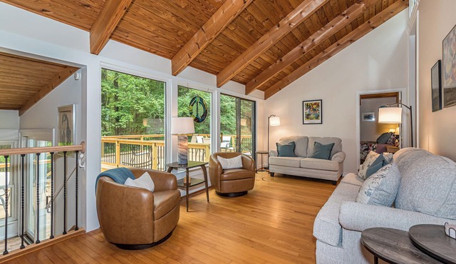 New! Spacious 5-bedroom house, Great deck, Pool, Close to Attractions