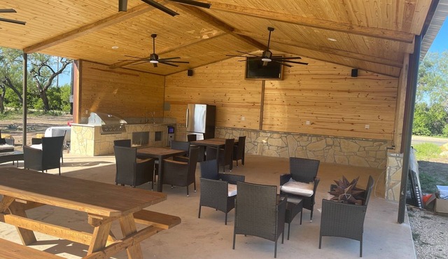 New Spacious 5 separate hotel suites in charming Uvalde with WiFi, AC.