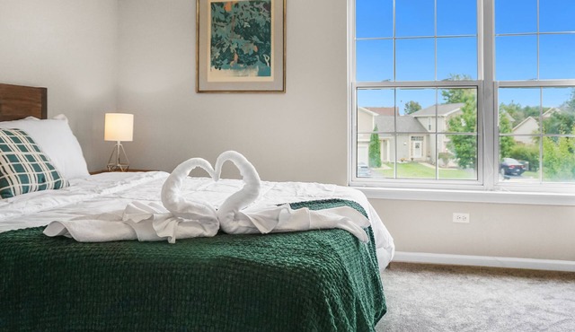 NEW Spacious and Comfy Duplex - 55" & 50" Smart TVs, Workspace, Cul-de-sac