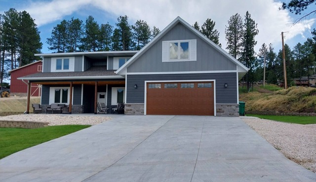 New spacious beautiful Home in enchanting Hill City!