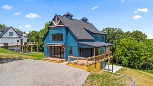 NEW Spacious Clarkson Getaway w Games & Yard