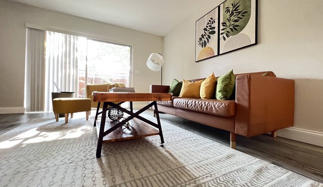 NEW! Spacious designer 2-Bed/2.5-Bath townhome near Downtown Orlando