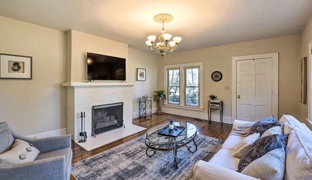 NEW! Spacious Downtown Villa w/King + Garden Views