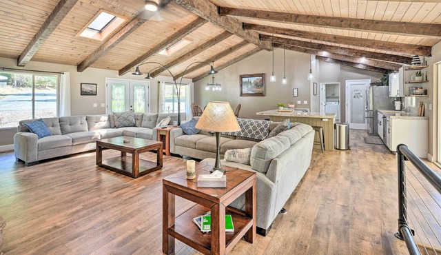 NEW! Spacious Golf Course Cabin w/ Pond Fishing!